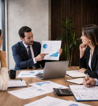 Estrategias fiscales para empresas con análisis de deducciones y planificación fiscal del ejercicio, orientadas a reducir legalmente la carga tributaria de pymes y autónomos.