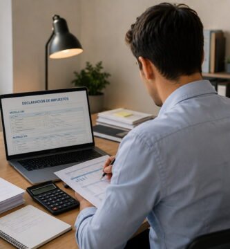 Asesoría para la declaración de impuestos de particulares, autónomos y empresas, con un asesor fiscal revisando la declaración de la renta en Cáceres y presentación telemática online.